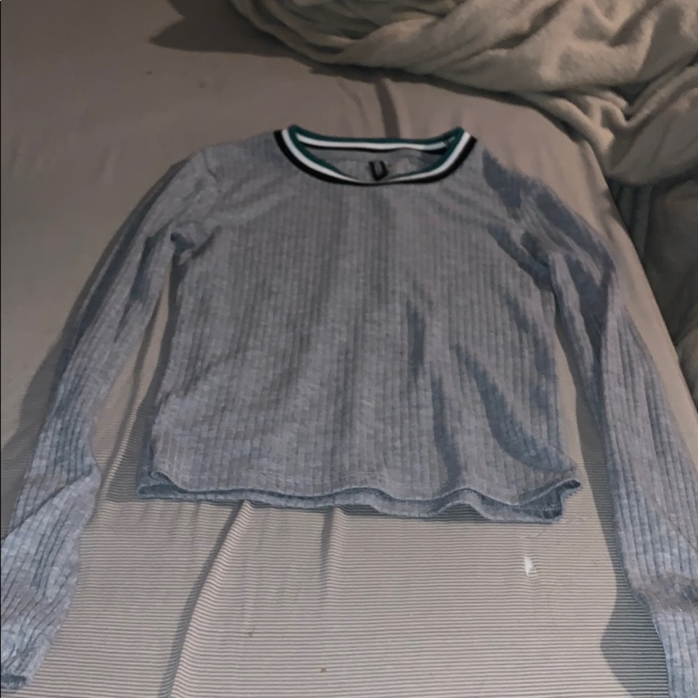 Long sleeved grey crop top